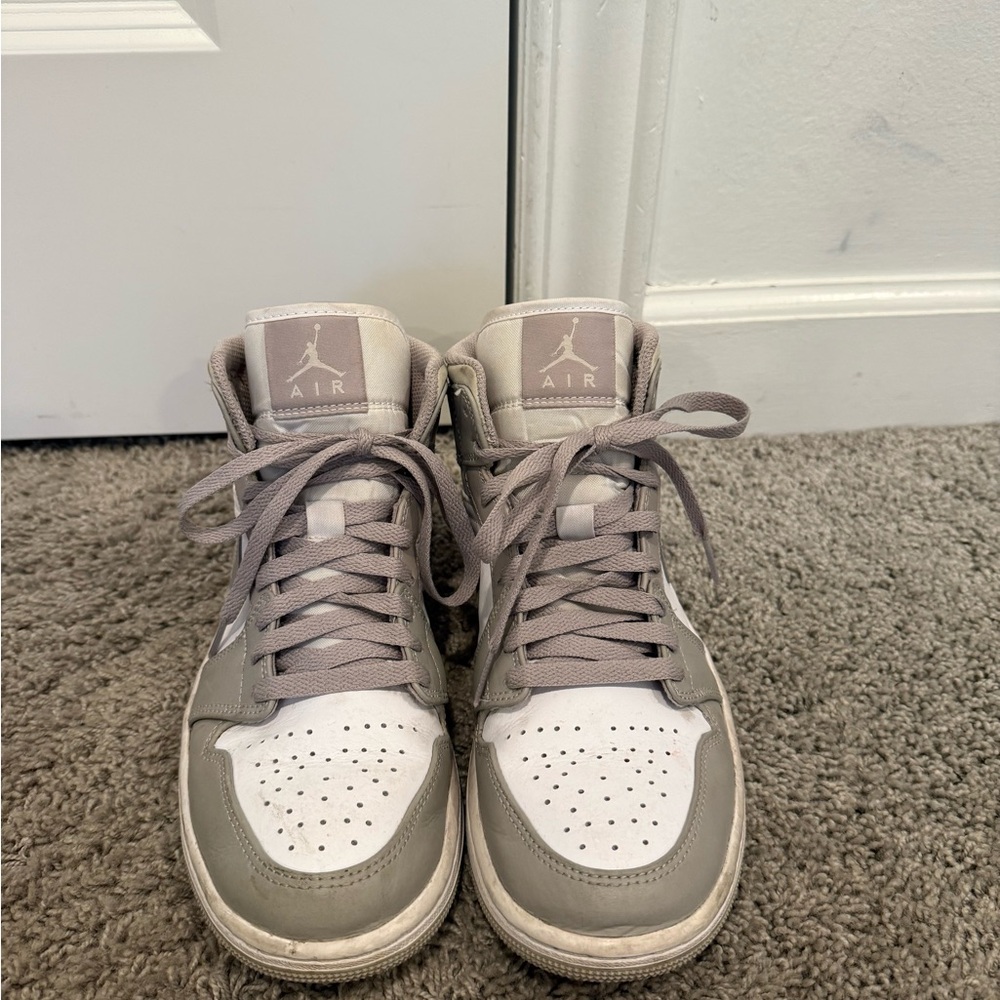Air Jordan 1 Mid “College Grey”